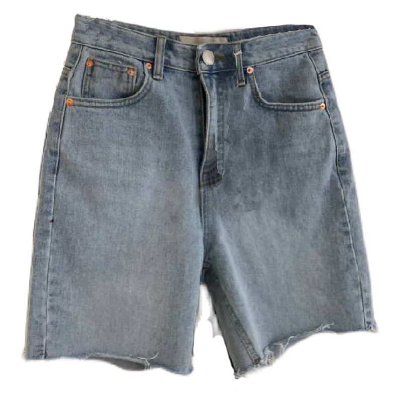 Women's casual denim shorts by Zenvia Beauty, featuring a relaxed fit, distressed details, and classic five-pocket design.