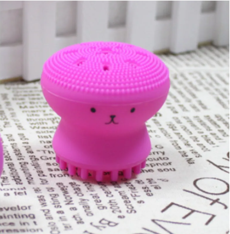 Zenvia Beauty silicone cleansing brush with soft bristles suitable for gentle facial cleansing and skincare routines.