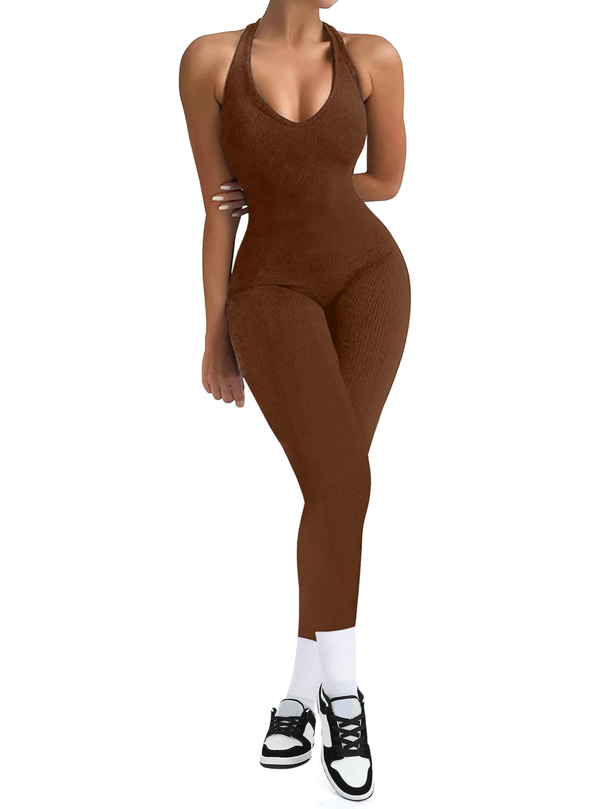 Zenvia Beauty VUTRU ribbed jumpsuit in neutral color, featuring a fitted bodice and wide-leg pants, displayed on a mannequin.