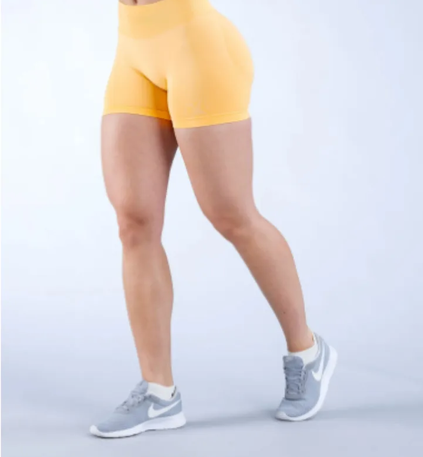 Zenvia Beauty seamless fitness yoga shorts in black, showing a close-up of the stretchy, form-fitting fabric and waistband.
