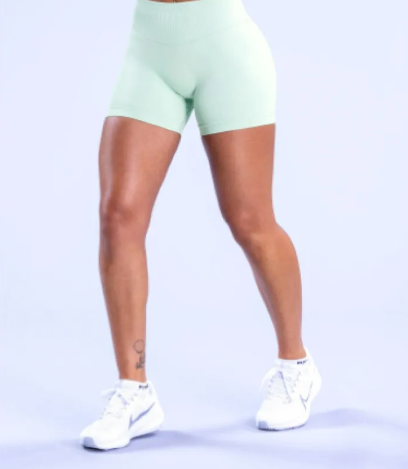 Zenvia Beauty seamless fitness yoga shorts in black, featuring a high waistband and smooth, stretchy fabric for comfortable workouts.