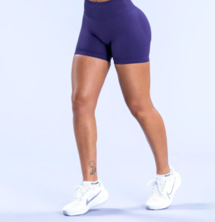 Zenvia Beauty seamless fitness yoga shorts in black, stretchy and form-fitting, designed for comfortable workout sessions.