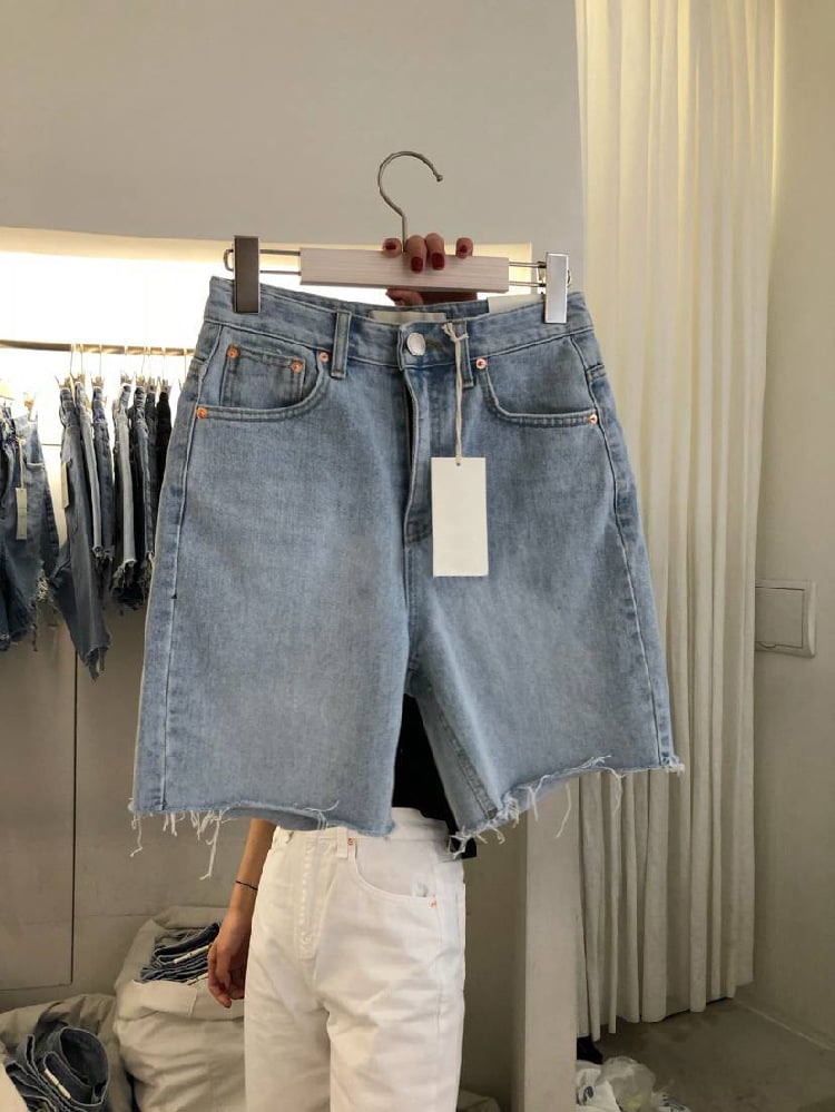 Women's casual denim shorts by Zenvia Beauty, featuring a relaxed fit, distressed details, and classic five-pocket design.