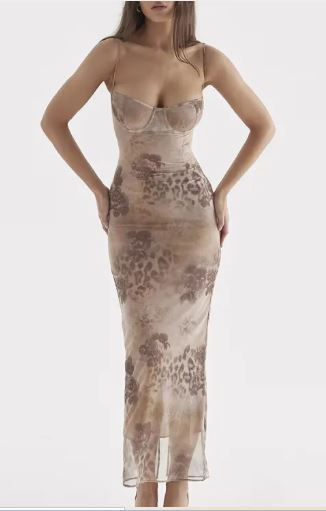Zenvia Beauty women's lace tube top dress featuring a fitted design and delicate lace fabric, ideal for stylish summer outfits.