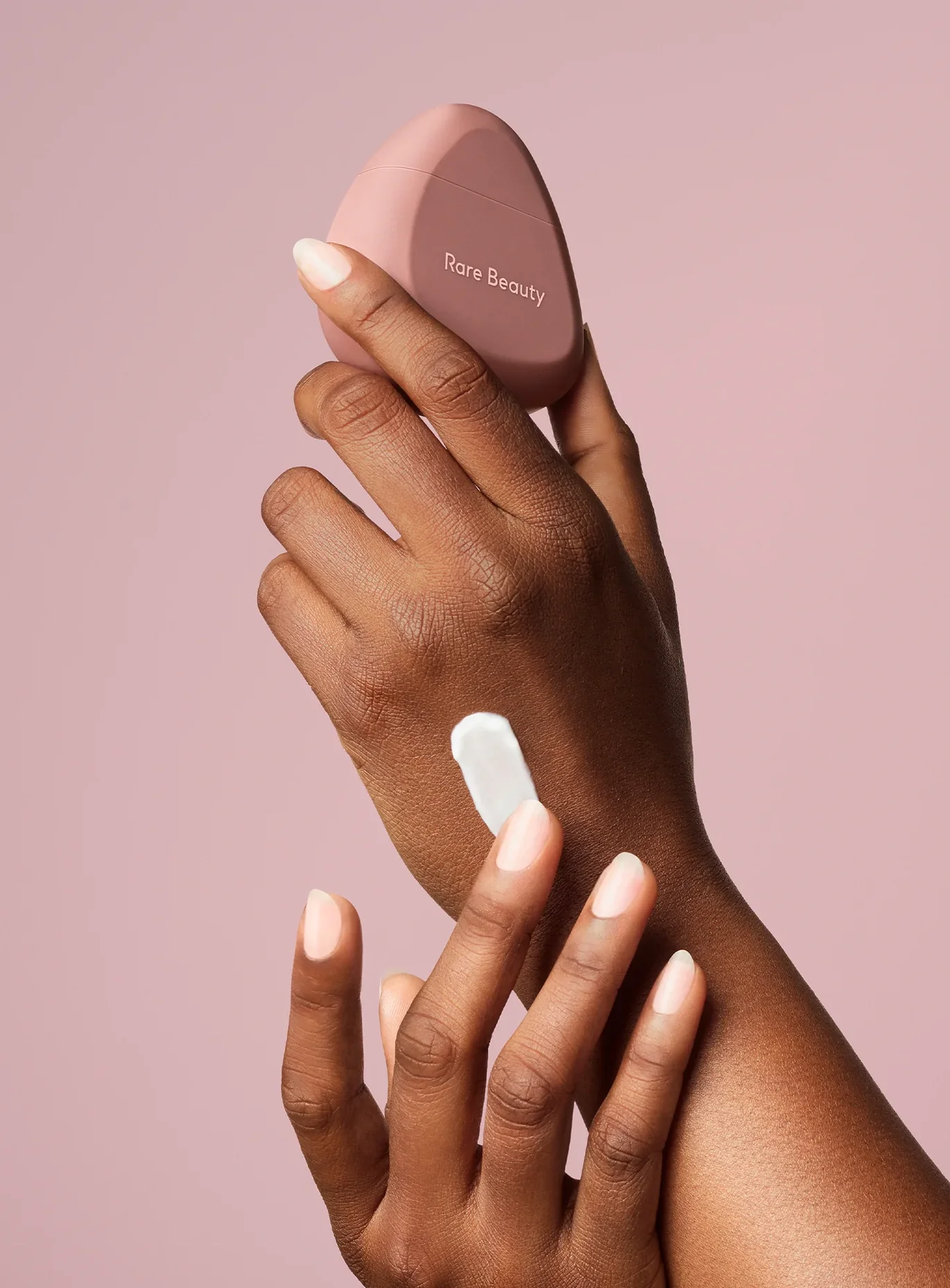 Zenvia Beauty Magic Body Oil Glow bottle with a sleek design and golden accents, showcasing the luxurious body oil product.